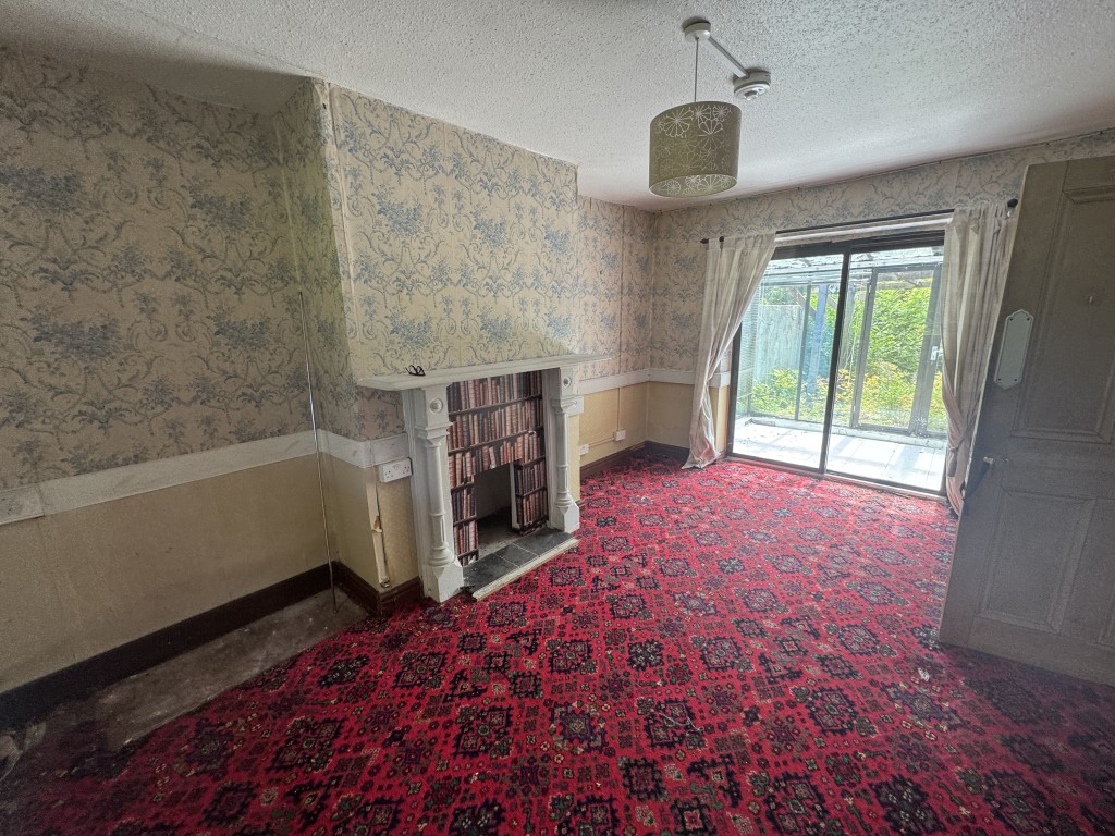 Lot: 103 - SEMI-DETACHED HOUSE FOR IMPROVEMENT - Dining room